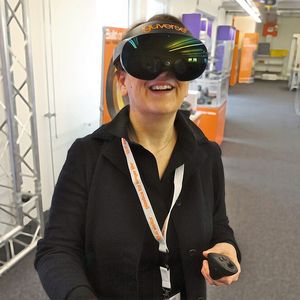 Der Selbstversuch im Iguversum: Eintauchen in die virtuelle Welt von Igus.(Bild:  Stefanie Michel)