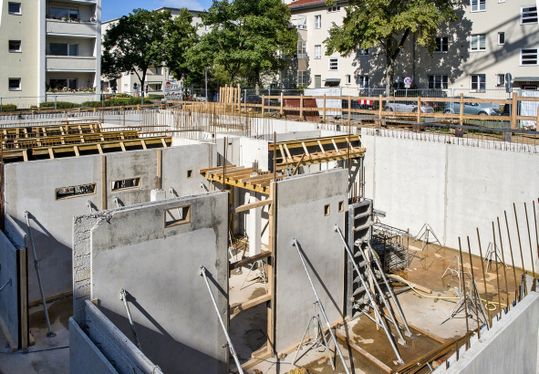 Ein hoher Grad vorgefertigter Bauelemente reduziert die Belastung des Umfelds durch Lärm und Emissionen und reduziert zudem die Bauzeit.  (Bild:  Plansite)