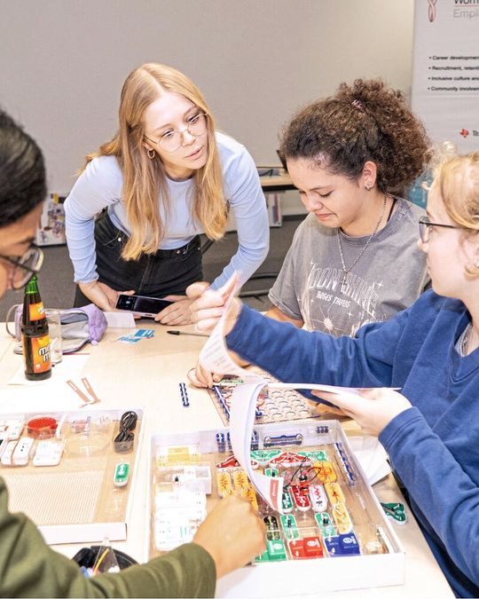 MINT-Förderung:  TI setzt sich seit langem dafür ein, dass Mädchen sich schon früh für Technik begeistern.(Bild:  TI)