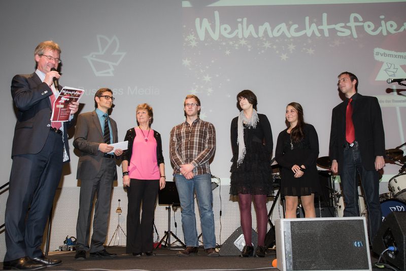 Vogel X-Mas Party 2012 im VCC in Würzburg    Lena Steinshorn (zweite von rechts), Azubi im dritten Lehrjahr bekam einen Preis für die schönste Weihnachtskarte.  Weitere exklusive Bilder zur Vogel Weihnachtsfeier finden Sie auf unserer Facebook-Fanpage. Jetzt reinschauen und Fan werden. Wir freuen uns über jeden Like. (Bild: Marcel Gollin/Vogel Business Media)