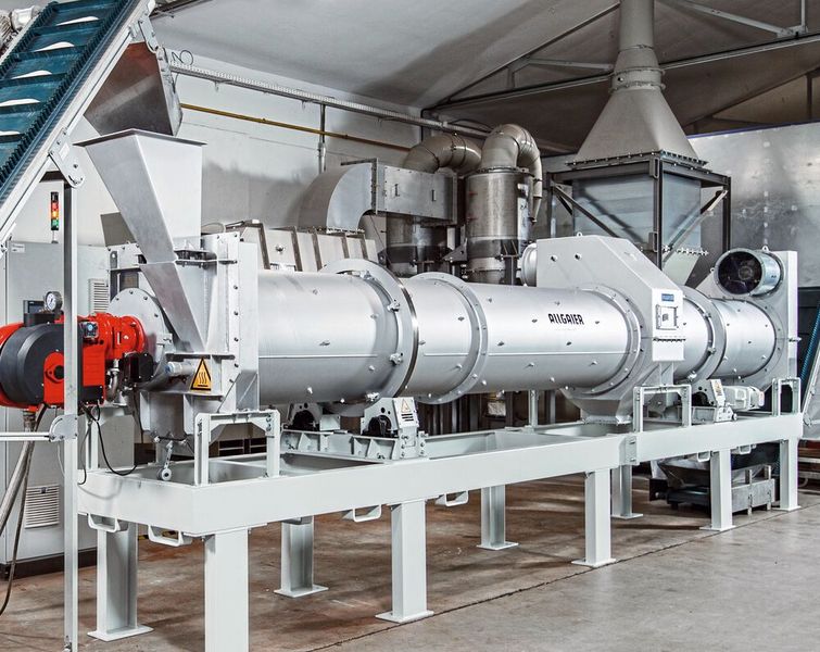 Das Trommeltrockner/-kühler System-TK-D Duo ist ein Musterbeispiel für Energieeffizienz. Dafür sorgt die zweigeteilte Bauform des Zentralbereiches zur separaten Absaugung der Abluftströme aus der Trockenzone und aus der Kühlzone. (Bild: Allgaier Werke)