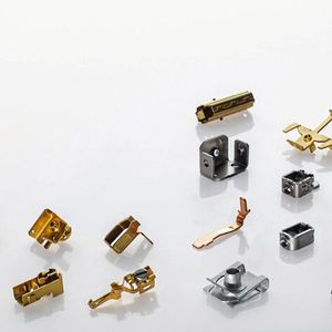 Eine Auswahl an Präzisions-Stanzbiegeteilen aus Bandmaterial, die auf der LM 2000-NC in kleinen und mittleren Losgrößen bei hoher Variantenvielfalt gefertigt werden können.(Bild:  Bihler)