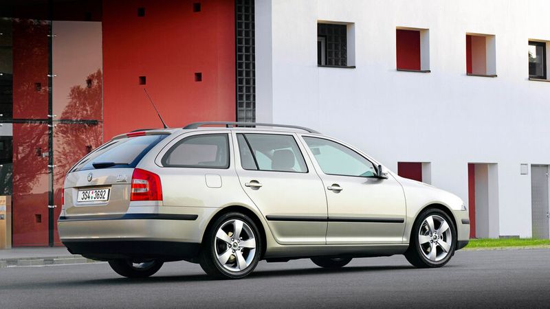 Der Octavia II kam im Februar 2004 auf den Markt. Er basierte auf der Plattform PQ35 des Volkswagen-Konzerns, auf der unter anderem auch Audi A3 8P, Seat Leon II und Seat Altea sowie VW Golf V, VW Golf VI, VW Golf Plus und VW Touran I aufbauen. 2006 gewann der Kombi den Red-Dot-Design-Award in der Kategorie Produktdesign. Produziert wurde der Octavia in Europa in den Werken Mladá Boleslav und Vrchlabí in Tschechien und von 2008 bis 2010 auch in Bratislava in der Slowakei. In China, Russland und Indien wurde er, nur für den dortigen Markt angepasst, produziert. (Bild: Škoda)