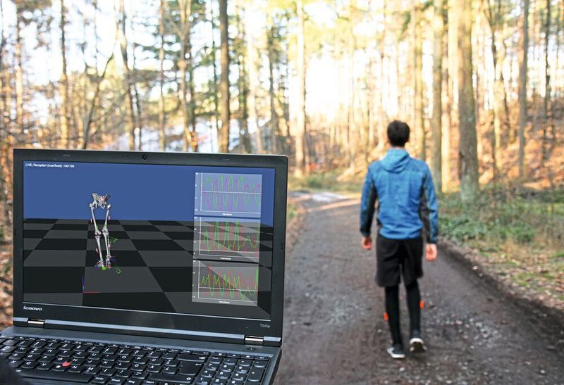 Beim mobilen Bewegungs-Feedback analysieren sieben tragbare Sensoren an Becken, Beinen und Füßen den Gang. (AG Wear-Health)