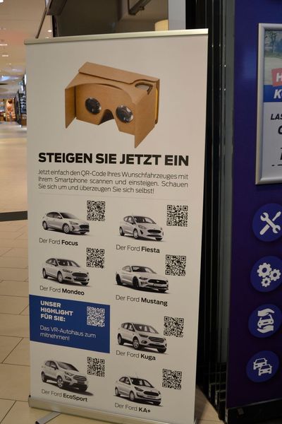 Auch mit der günstigen VR-Brille Google Cardboard können die Besucher des Stores in die Markenwelt von Ford eintauchen. (Bild: Mauritz/»kfz-betrieb«)