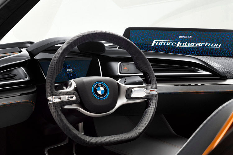 Ein 40 Zentimeter breites Panoramadisplay erstreckt sich fast über die gesamte Beifahrerseite. (Foto: BMW)