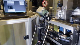 Bild 2: Pick-and-Place Montage von Arzneimittel-Spendesystemen bei Rexam Pharma analysiert mithilfe der MotionBLITZ Cube3. In der Montageanlage sind die Bauteile im schnellen Takt zu montieren. Mit dem modernen Analysesystem MotionBlitz Cube konnten Steuerungsprobleme millisekundengenau erkannt und dadurch der Prozess fehlerfrei und effizienter gestaltet werden. (Bild: Mikrotron)