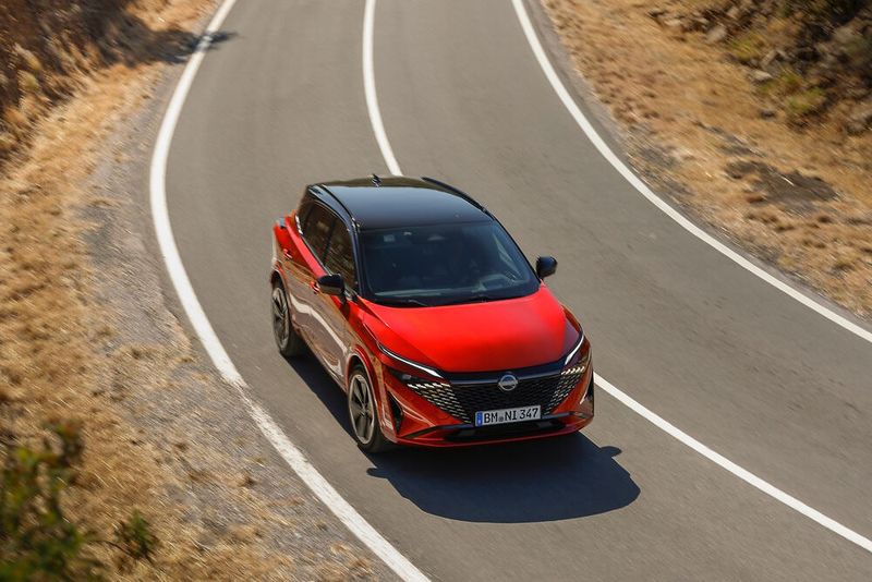 Die Tagfahrlichter greifen die Grill-Logik optisch auf, bilden zusammen mit dem schmalgeschlitzten LED-Scheinwerfen eine Art Bumerang. (Bild: Nissan)