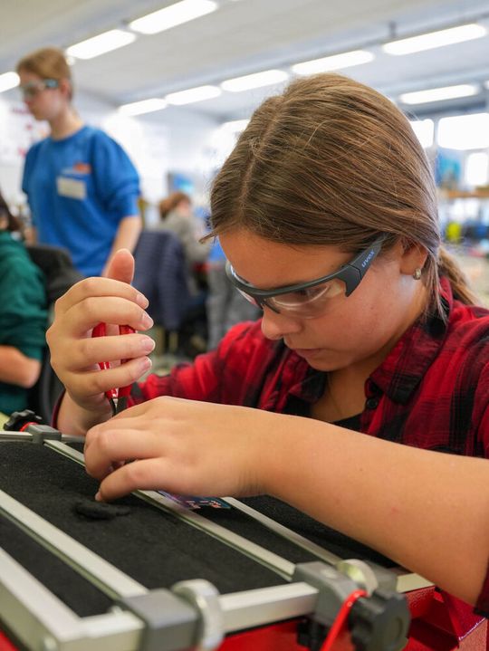 Während der Meitli-Technik-Tage gewähren Unternehmen interessierten Mädchen Einblicke in ihre Arbeitswelten und stellen verschiedene technische und naturwissenschaftliche Berufsfelder vor. Ziel dieser Tage ist es, jungen Frauen frühzeitig den Zugang zu MINT-Berufen zu öffnen.(Bild:  Lynn Bugmann)