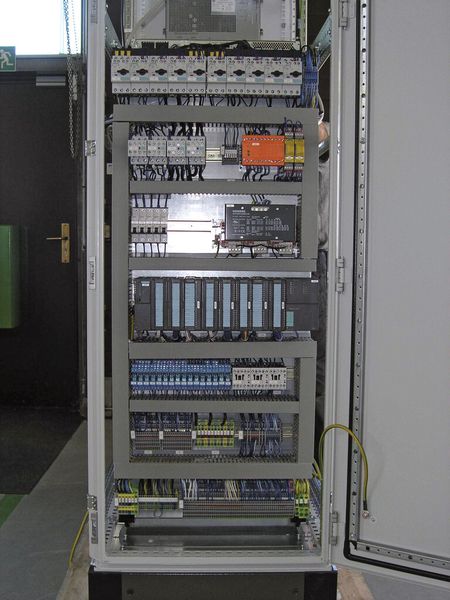 Bild 1: Durch die papierlose Fertigung ist die Schaltschrankproduktion auch für die Kunden übersichtlicher geworden. (Bild: S.A.T.)