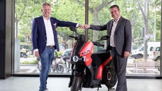 Seat-Vorstandsvorsitzender Wayne Griffiths (l.) und Lucas Casasnovas, Direktor der Mobilitätsmarke Seat Mo, präsentieren den Elektroroller Mó E-Scooter 125. (Bild: Seat)