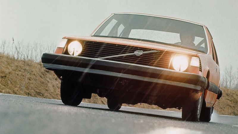 Das Volvo VESC (Volvo Experimental Safety Car) ist ein Konzeptfahrzeug aus dem Jahr 1972. Das Fahrzeug, das verschiedenste Innovationen präsentierte, die der Verbesserung der Sicherheit von Insassen und Passanten dienen sollten, wurde auf dem Genfer Autosalon gezeigt. Ihm hat der Volvo 240/260 unter anderem die mächtigen Stoßfänger zu verdanken. (Bild: Volvo)