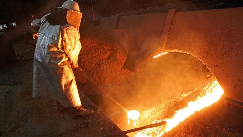 Hochofenabstich: Roheisen und Schlacke werden getrennt.(Bild:  FEhS-Institut)