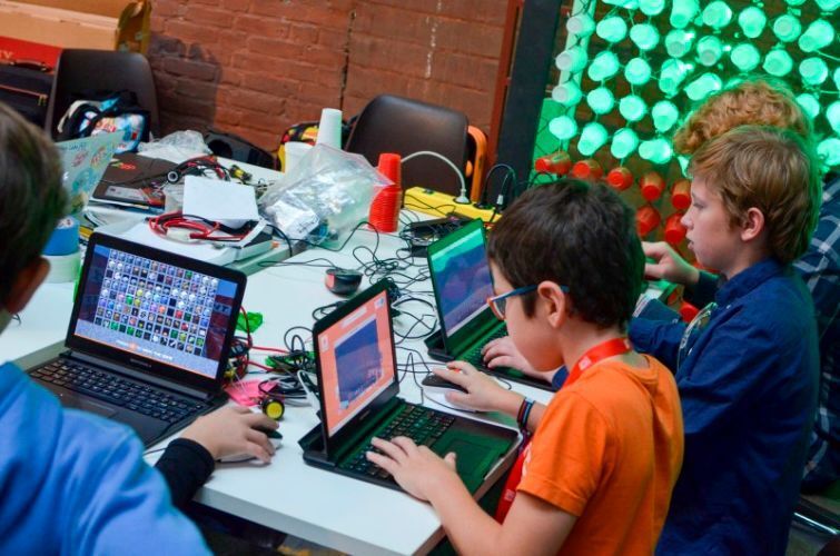 Erfindergarden – Minecraft Hacking Academy (Stand: 108): Wir sind ein Fab Lab in München. Nach Berlin kommen wir regemäßig mit unseren Minecraft Hacking-Workshops und Robot-Workshops. Mitmachaktion: Minecraft-Hacken am Stand. Fidget Spinner 3D-drucken und fräsen am Stand.  (Erfindergarden)