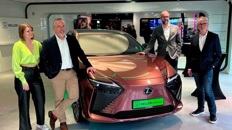 (v.li.) Emma Weller, Storemanagerin der Wellergarage, Werner Söcker und Jörg Hübener, geschäftsführende Direktoren der Wellergruppe, und Burkhard Weller, geschäftsführender Gesellschafter der Wellergruppe. (Bild: Wellergruppe)