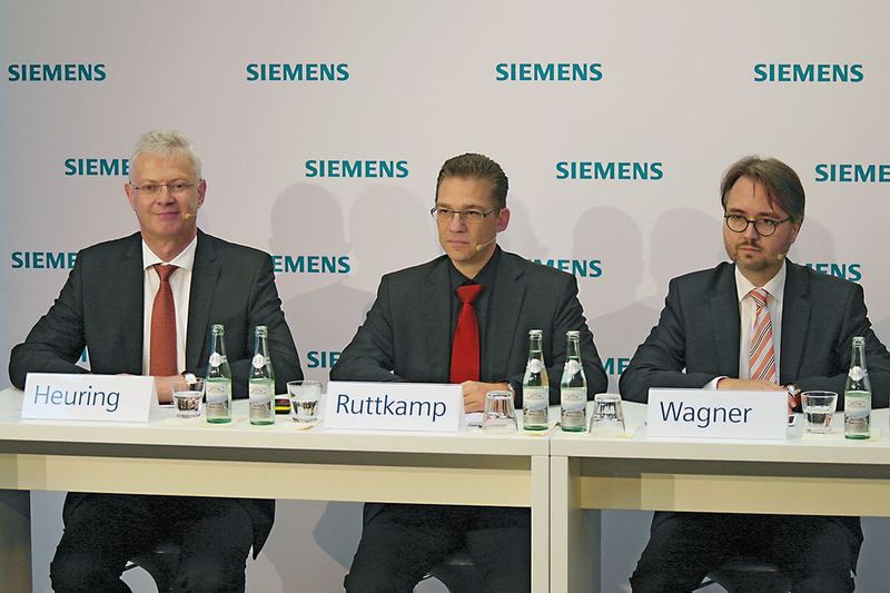 Dr. Wolfgang Heuring, CEO der Business Unit Motion Control, Uwe-Armin Ruttkamp, Leiter des Segments Machine Tool Systems der Business Unit Motion Control und Dr. Ralf Michael Wagner, COO-Leiter des Geschäftsbereichs Plant Data Services von Siemens (v.l.n.r.) zeigten auf einer Pressekonferenz in Bad Neustadt die Möglichkeiten auf, die sich der Werkzeugmachinenindustrie durch die Digitalisierung bieten. (Bild: Reinhold Schäfer)