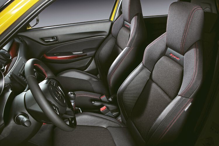 Zwar sind die gut ausgeformte Sportsitze bequem und halten fest im Sattel... (Suzuki)