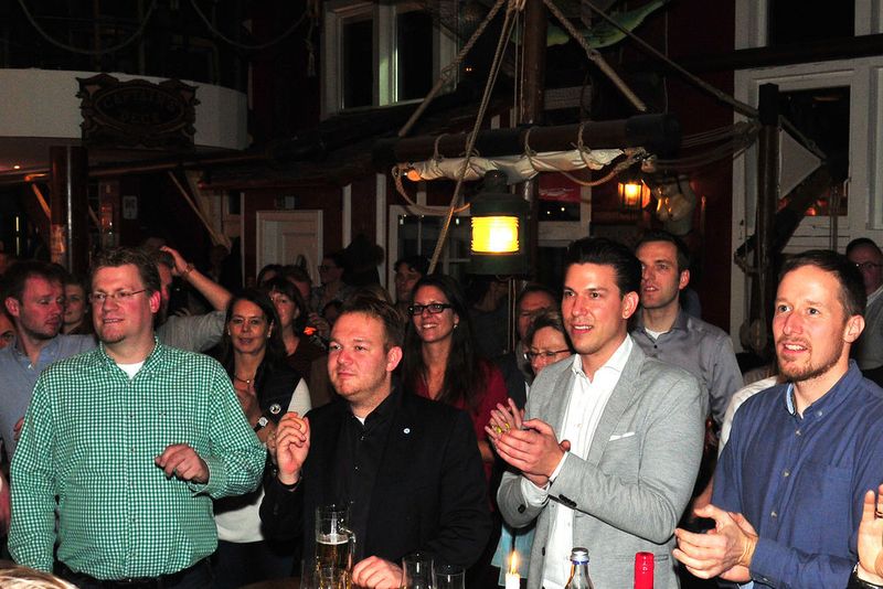 Mittendrin statt nur dabei: Stefan Lenz (2.v.r.) von Fuchs Schmierstoffe.  (Zietz / »kfz-betrieb«)