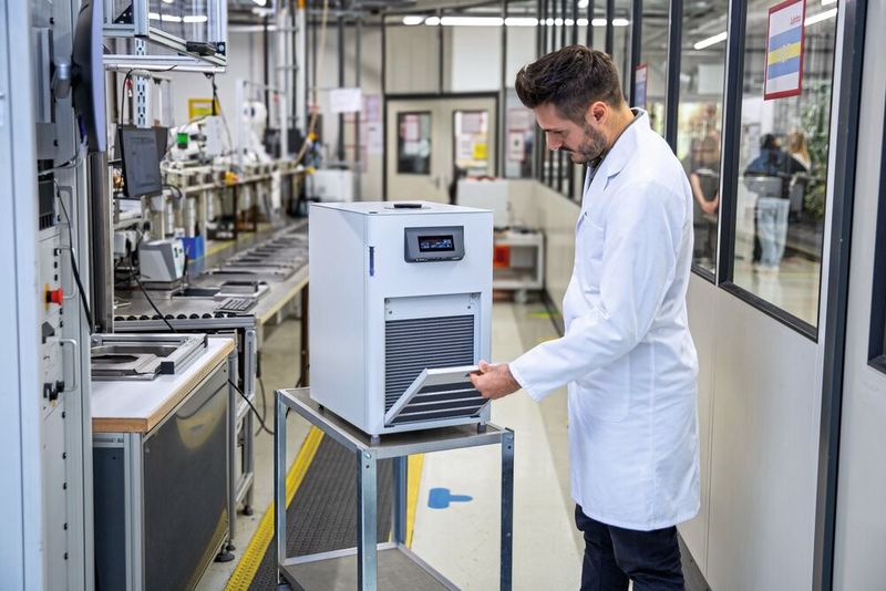 1 Bei der Entwicklung der Valegro-Umlaufkühler lag der Fokus mit auf maximaler Benutzerfreundlichkeit. Viele hilfreiche Features wie eine Timer-Funktion, ein ohne Werkzeug abnehmbares Lüftungsgitter oder eine beleuchtete und leicht zu reinigende Füllstandsanzeige erleichtern die tägliche Arbeit. Das geneigte OLED-Touch-Display ist gut abzulesen und ergonomisch.  (Bild: Julabo GmbH)