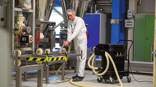 In jedem Produktionsbereich von Peter Kölln in Elmshorn sind mobile Ruwac-Sauger im Einsatz  (Bild: Ruwac Industriesauger GmbH)