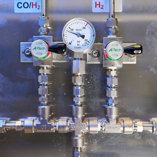 Zuleitungen der Ausgangsstoffe für die Produktion von Methanol: Kohlenmonoxid (CO) und Wasserstoff (H2). Beim Projekt E4-Mewi stammen diese Stoffe aus nachhaltigen Quellen.(Bild:  Likat/ Nordlicht)