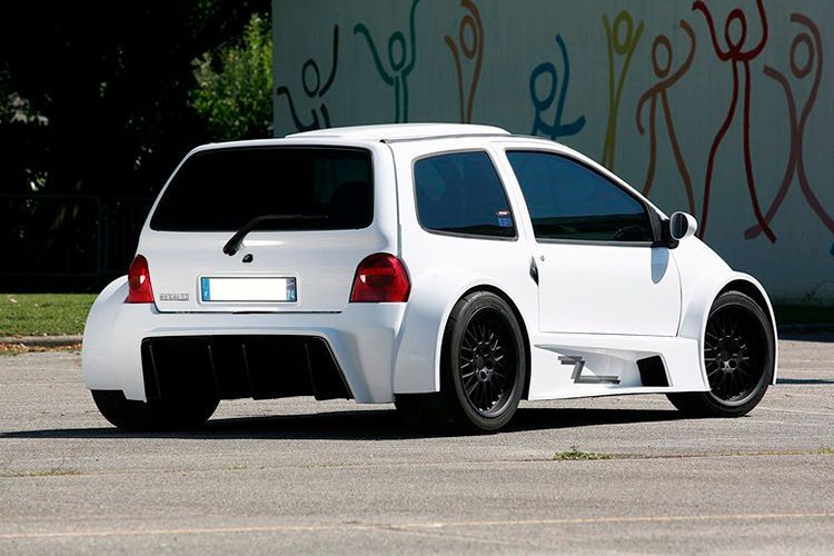 ... dem kleinen Franzosen ein absurdes Breitbaukit spendiert. (Lazareth)