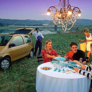 Der legendäre Renault-Chefdesigner Patrick Le Quément hatte dem 3,43 Meter kurzen Kleinwagen ein keckes Gesicht mit Scheinwerfern gewährt, die sogar schelmisch zu zwinkern schienen.(Bild:  Renault)