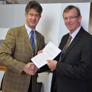 Besiegelte Kooperation: Harald Kainz, Rektor der TU Graz, und Keith Hutchison, Senior Vice President von Capsugel, bei der Vertragsunterzeichnung.