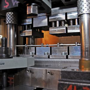 Bild 1: An der FGU entwickeltes Werkzeug zur Darstellung des zweistufigen Konterschneidens im Labormaßstab.