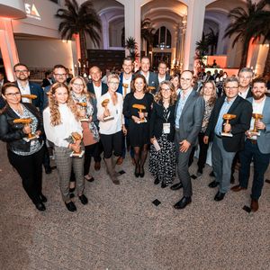 Die glücklichen Preisträger der Partnerawardverleihung auf der Abendveranstaltung.