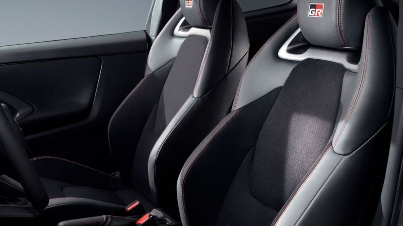 Der Fahrersitz wurde um 25 Millimeter abgesenkt. (Bild: Toyota)