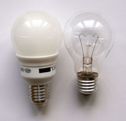 Bild 3: Kompaktleuchstofflampe als Glühlampenersatz und herkömmliche Glühlampe (rechts) im Vergleich (Bild: Jochen / Wikimedia)