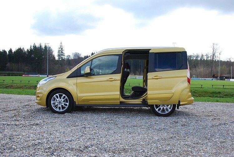 Durch die serienmäßigen Schiebetüren lässt sich der Connect allerdings einfacher entern als eine A 400 M. (Foto: Rosenow)