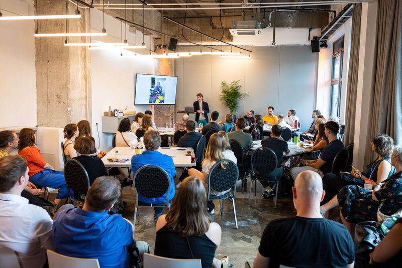 Im Workshop „Moonshot Thinking“ bekamen die Teilnehmer einen interaktiven Einblick in die radikale Innovationsmethode Moonshot. (© CityLAB Sommerkonferenz 2024, Fotograf: Florian Reimann)