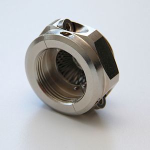 Mit dem teilbaren EMV-Adapter lässt sich die HF-Dämpfung einer EMV-Verschraubung durch eine zweite Kontaktierung des Kabelschirms erhöhen und Standard-Kabelverschraubungen für EMV-Anwendungen aufrüsten.(Bild:  Pflitsch)