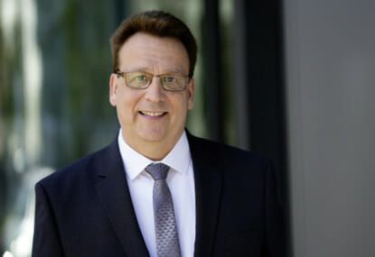 (Rauli Hantikainen, SVP Strategic Business Field Lifetime Solutions Schaeffler Industrial:„Der neue Name ‚Schaeffler Lifetime Solutions‘ spiegelt dabei das Versprechen wider, das Schaeffler seinen Partnern gibt: Wir sorgen dafür, dass euer Betrieb läuft – über die komplette Lebenszeit der Maschinen hinweg.“ Bild: Schaeffler)