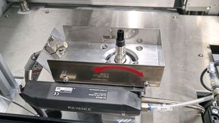 Die Verunreinigungen werden durch die Bürste von der Unterseite der Leiterplatte entfernt und gleichzeitig abgesaugt. Ein Auffangbehälter nimmt die Schmutzpartikel auf.  (Eutect)