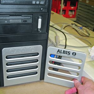 Extra Computer fertigt für Partner individuelle PC-Blenden und -Gehäuse.