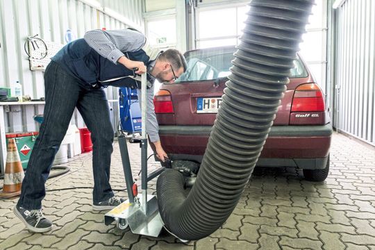 Mit der Wiedereinführung der generellen Endrohrmessung hat die AU den ersten Schritt hin zur „echten Prüfung“ gemacht. Weitere folgen. Doch was und wie genau, ist von staatlicher Seite zum Teil noch offen.(Bild:  dpa)