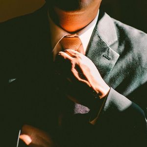 1. Der erste Eindruck muss überzeugen!

Gutes Benehmen und ein souveränes Auftreten laufen im Dauerbetrieb. Doch Blickkontakt mit Lächeln reicht hier nicht. Ausschlaggebend ist auch nicht nur das angemessene Outfit. Gefragt sind eine situativ aufmerksame Verhaltenskompetenz, das Wissen über die eigene Körpersprache sowie der Mut, auf Fremde zuzugehen. 