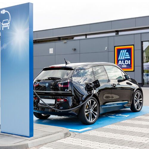 Dieses Bild wird es auf Supermarktparkplätzen in Deutschland wohl immer häufiger geben.(Bild:  Aldi Süd)