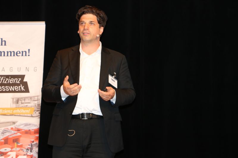 Den Beschaffungszyklus von Strom und Erdgas im Überblick behalten und durch effiziente Prozesse Analyse, Ausschreibung, Zuschlag, Verwaltung, Vertrags- und Rechnungscontrolling von Energielieferverträgen steuern – das war Inhalt des Impulsvortrags von Andreas Drum, Geschäftsführer von Efi-Net. (Vogel Communications Group GmbH & Co. KG)