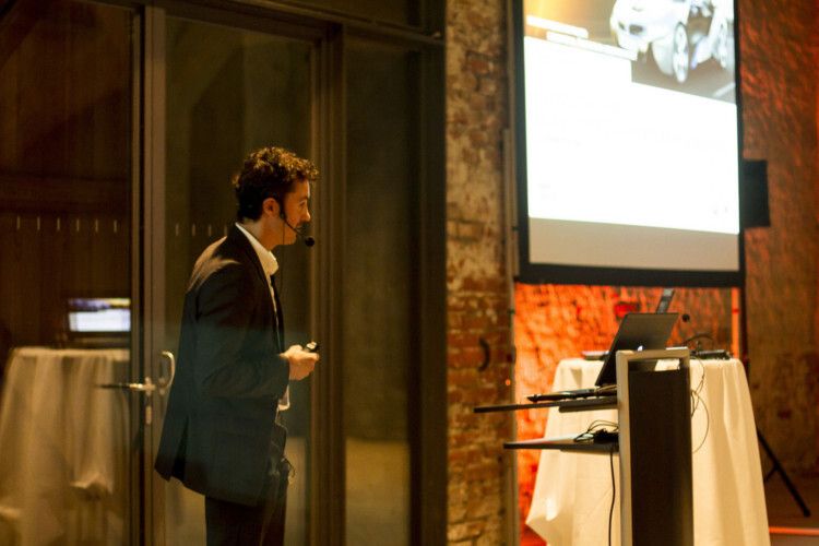 So galt der erste Themenschwerpunkt der breit geforderten Prozessoptimierung. Der zweite Programmpunkt widmete sich der Visuellen Kommunikation. Der dritte Vortragsstrang befasste sich mit der Beratungsleistung bei Zulieferern. Den letzten Programmpunkt nahm das Thema Arbeitsplatz und Anwenderorientierung ein. Hierzu referierte unter anderen Dirk Berkan, Teamleiter Advanced Chassis bei BMW, darüber, wie die Fahrwerksentwicklung spezielle, die Arbeit erleichternde Apps nutzt. (Edag/ Feynsinn)