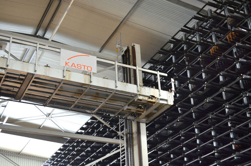 Das Kast-System bei Schwarzwald-Eisenhandel stellt mit einem Regalbediengerät (RBG) die benötigten Artikel bereit. Das klappt mit kurzen Zugriffszeiten nach dem Prinzip „Ware-zum-Mann“, an einer von zwei Auslagerstationen. (Kasto)