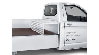 Im Pritschenstaufach wird Werkzeug diebstahlsicher verstaut. (Bott)