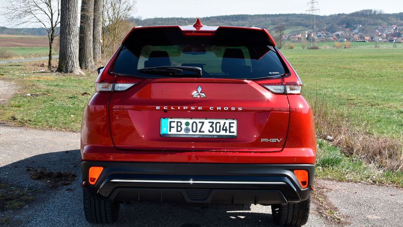 Die Preise für den Eclipse Cross mit Stecker starten bei 30.890 Euro. Da ist allerdings der Elektrobonus bereits abgezogen, den Mitsubishi auf 9.000 Euro aufstockt.  (Bild: Simon/»kfz-betrieb«)