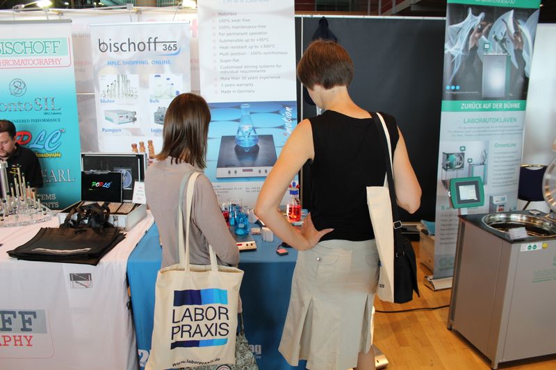Impressionen der Lab-Supply Dresden vom 28. August 2019  Im Internationalen Congress Center des Maritim Hotels Dresden fanden sich zahlreiche Besucher ein, um mit den Ausstellern von Labortechnik und Verbrauchsmaterial ins Gespräch zu kommen. Impressionen vom Messetag sowie einige Besucherstimmen finden Sie in dieser Bildergalerie. Die nächste Lab-Supply ist am 25. September 2019 in Münster. Weitere Infos zu den kommenden Lab-Supply-Messen finden Sie auf www.lab-supply.info.   Lese-Empfehlung: Nachbericht zum erfolgreichen Auftakt der Lab-Supply in Wien. (Bild: LABORPRAXIS, C. Lüttmann)