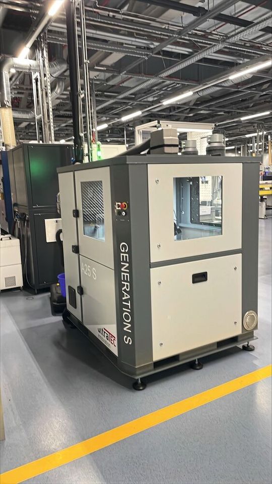Mit der Ultraschall-Entgratanlage «A25 S» von Ultratec kann Aesculap seine Knochensägen berührungslos und automatisiert in mannlosen Schichten entgraten.(Bild:  Ultratec Innovation GmbH)