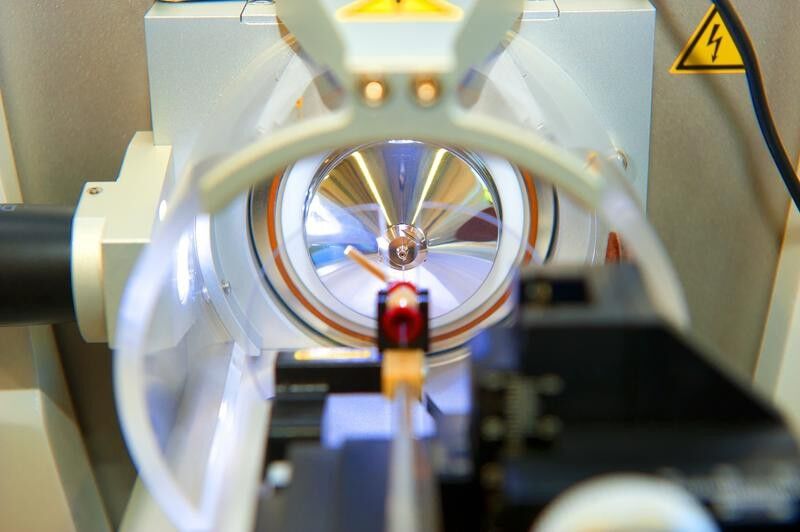 Abb. 2: Über eine sehr dünne Nadel wird die Probe ins Massenspektrometer injiziert. (Bild: RUB-Pressestelle, Marion Nelle)