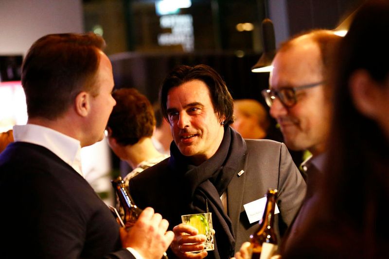 Nach der Preisverleihung nutzten die Gäste die Gelegenheit zum intensiven Meinungsaustausch. (Paul Knecht/storytile)